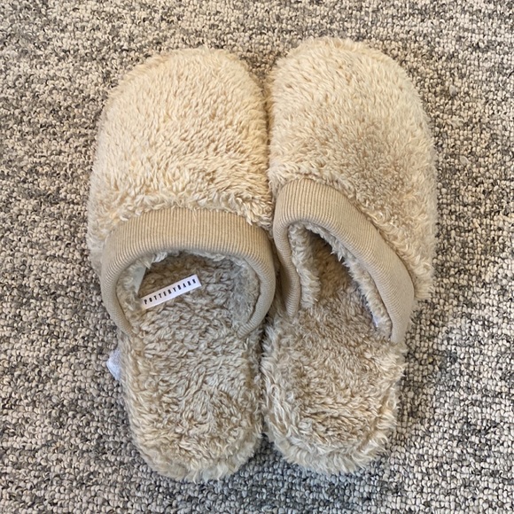Pottery Barn Sherpa slippers -M - Picture 2 of 3